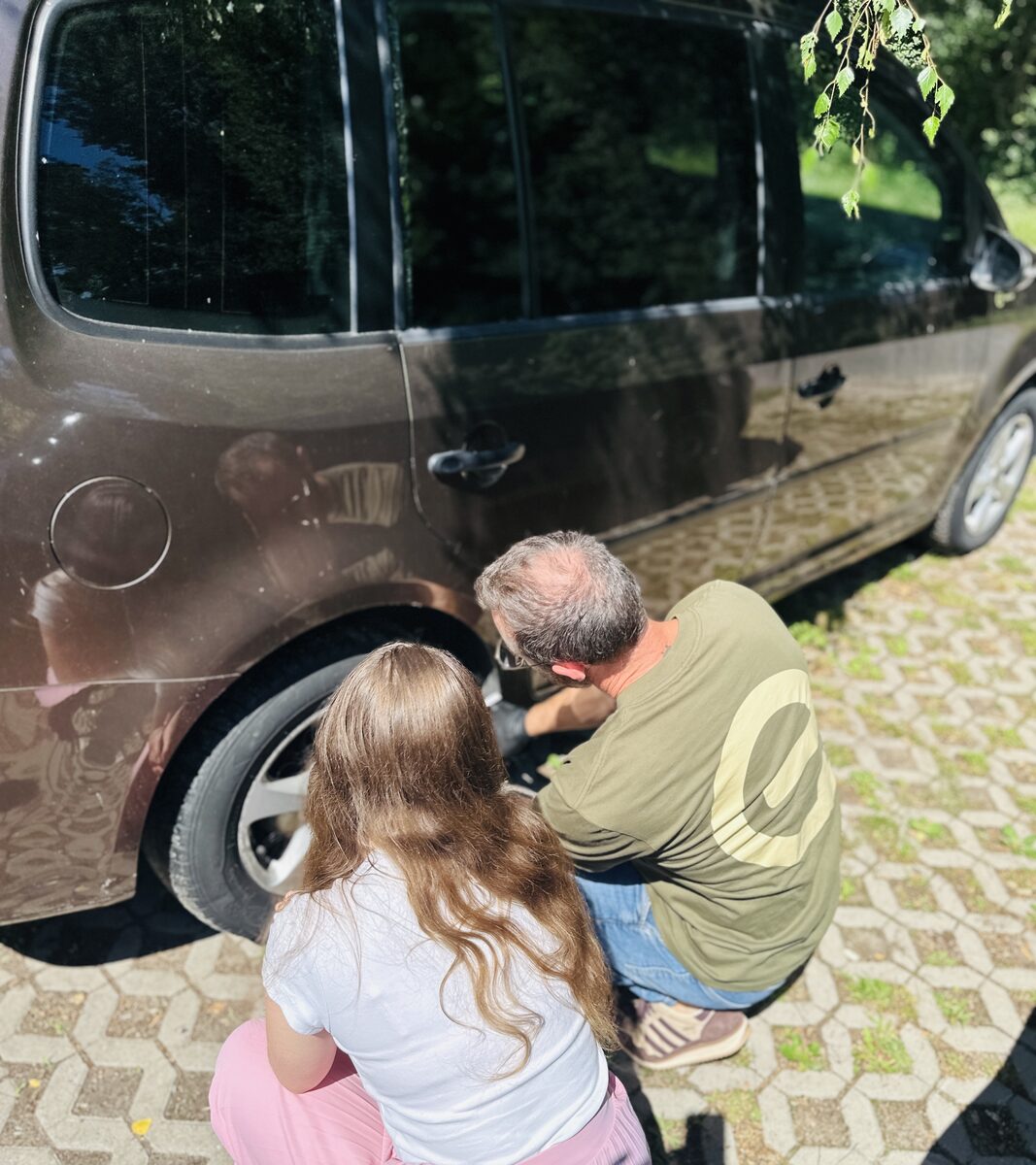 Eugen Hinkel und seine Tochter bei der Fahrzeugprüfung
